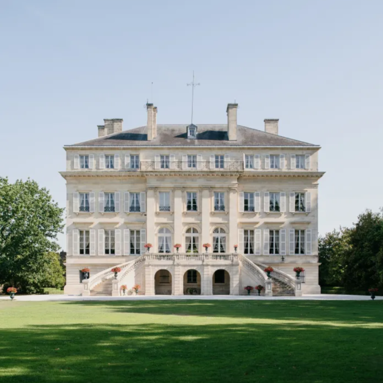 Ride through Medoc vineyards on a gravel bike tour from Bordeaux. White gravel paths, French picnic lunch and wine tasting in Margaux.