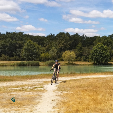 Follow your local guide along carefully selected cycling routes showcasing the authentic landscapes of the Médoc.
