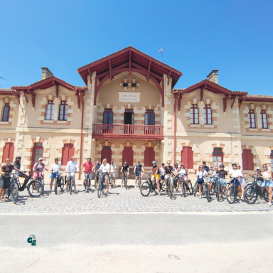 Discover the Médoc beyond wine tastings with an immersive cycling experience combining gravel riding, and authentic heritage.