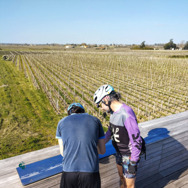 Balade à vélo gravel au cœur du vignoble de Saint-Émilion, sur des chemins tranquilles entourés de vignes et de châteaux.