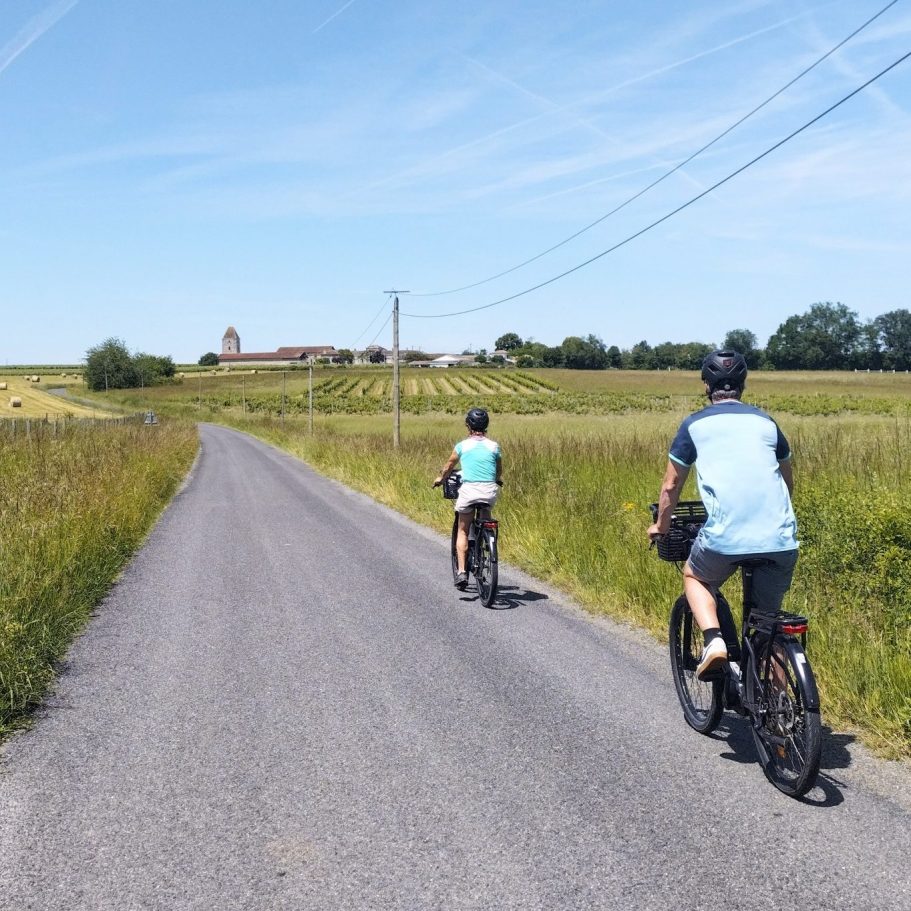 Authentic Guided Bordeaux Bike Tour Small-group guided bike tour in Bordeaux combining cycling, vineyards, local culture and unforgettable memories.