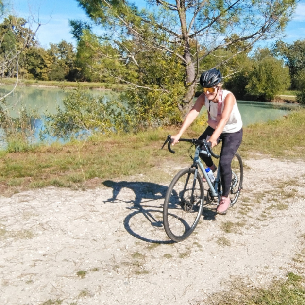Le Médoc en Gravel - excursion accompagnée A vélo Gravel, explore l'une des plus prestigieuses régions viticoles de France : le Médoc.