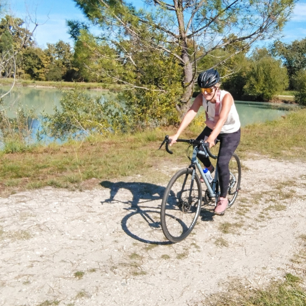 A vélo Gravel, explore l'une des plus prestigieuses régions viticoles de France : le Médoc.