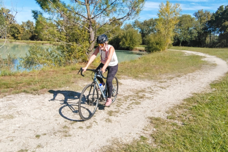 A vélo Gravel, explore l'une des plus prestigieuses régions viticoles de France : le Médoc.