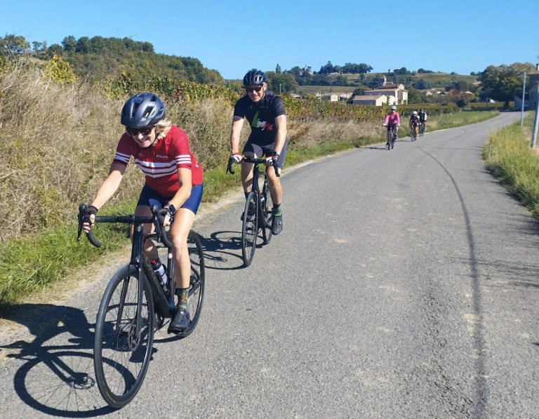 Bikepacking - de Sarlat-la-canéda (dordogne) à Bordeaux sur plusieurs jours Depuis Sarlat-la-Canéda, ce parcours itinérant vous guide à travers vallées, villages de caractère et paysages viticoles d’exception.