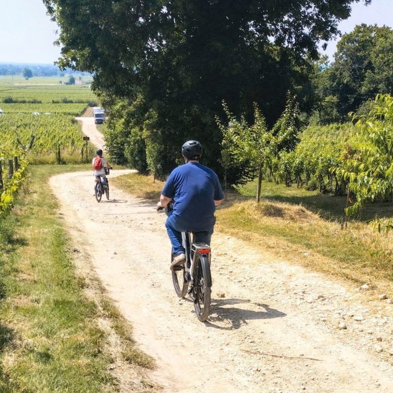 Saint-Emilion from Bordeaux by bike This immersive self-guided bike experience takes you from the heart of Bordeaux to the enchanting village of Saint-Émilion.