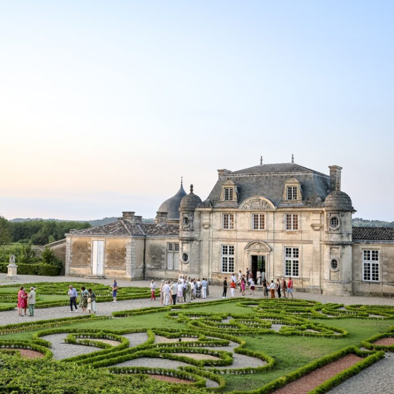 Sauternes - Une journée d'exploration à vélo à travers les châteaux les plus préstigieux Cette expérience met à l’honneur le terroir emblématique de Sauternes, mondialement reconnu pour ses grands vins liquoreux et ses paysages.