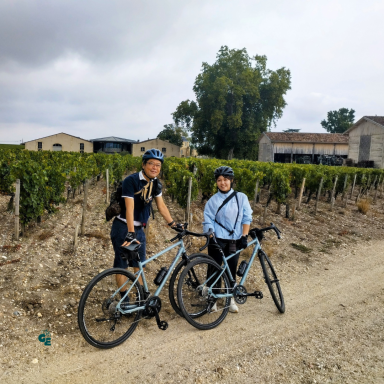 Escape Bordeaux for an unforgettable gravel bike adventure through historic châteaux, peaceful landscapes and family-owned vineyards.