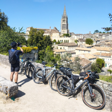 Village médiéval de Saint-Émilion classé au patrimoine mondial de l'UNESCO, découvert après une journée à vélo dans les vignobles.