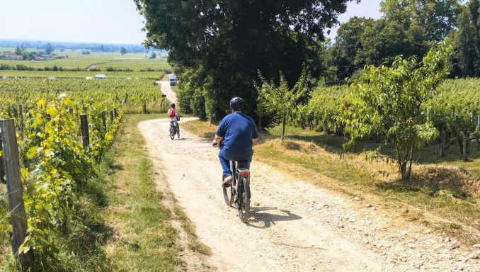 Dévoile les plus beaux paysages de Saint-Emilion et roule entre des vignobles de prestige.