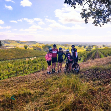 Panorama sur les coteaux et vignobles de Saint-Émilion lors d'une excursion à vélo au départ de Bordeaux.