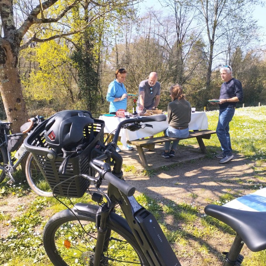 French Picnic During a Bordeaux Bike Tour Travelers enjoying a traditional French picnic during a guided bike tour through the Bordeaux vineyards on the way to Saint-Émilion.