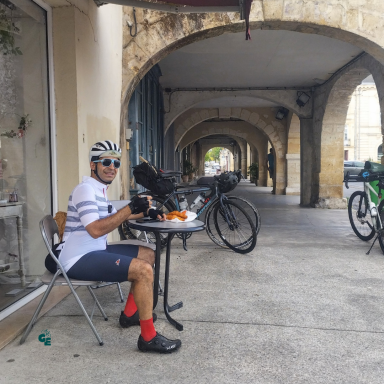 Expérience à vélo gravel depuis Bordeaux pour découvrir Saint-Émilion, ses vignobles, ses villages et ses paysages confidentiels.