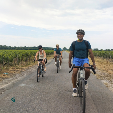 Small-group cycling experience combining nature, heritage and breathtaking vineyard scenery near Bordeaux.