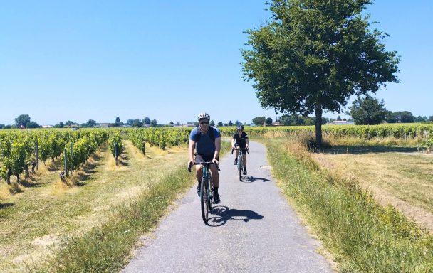 Roule à travers les plus beaux paysages de la région bordelaise et déguste des vins d'exception.