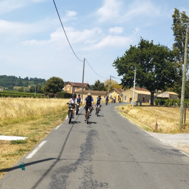 Vélo gravel sur les petites routes et chemins viticoles de Saint-Émilion, loin des circuits touristiques traditionnels.